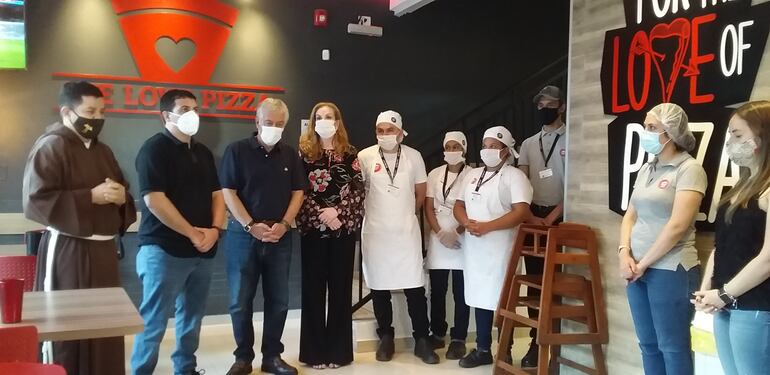 La bendición de la nueva sucursal estuvo a cargo del Hermano Ramón Garay. Estuvieron los directivos Guillermo Biedermann, Carlos Jorge Biedermann y Sigrid Biedermann, además de los colaboradores.