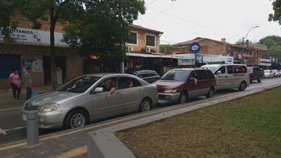 El tráfico no se controla ni guía en Luque los fines de semana.