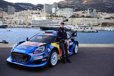 Estos son los nuevos colores del Ford Puma Rally1. El piloto estonio Ott Tänak, posa a su lado antes del inicio de la competencia.
