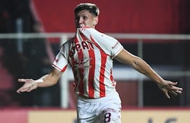 Festejo de Enzo Roldán tras anotar para Unión de Santa Fe