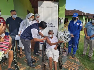 Don Nicolás Mujica, de 65 años, fue el primer adulto mayor en Alto Paraná en recibir la dosis anticovid.