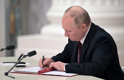 El presidente ruso Vladimir Putin firmó ayer decretos sobre el reconocimiento de las autoproclamadas República Popular de Donetsk (DPR) y la República Popular de Lugansk (LPR) en el Kremlin de Moscú.