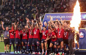 El portugués José Fonte, capitán del Lille, levanta el trofeo de la Supercopa de Francia rodeado de sus compañeros de equipo.
