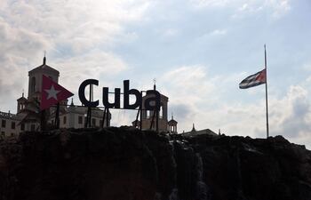 Una bandera cubana es vista a media asta, en La Habana, Cuba. (EFE)