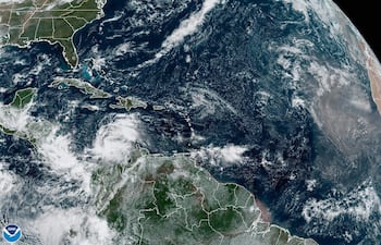 Imagen satelital cedida hoy viernes por la Oficina Nacional de Administración Oceánica y Atmosférica de Estados Unidos (NOAA) a través del Centro Nacional de Huracanes (NHC), en la que se muestra el estado del clima en el Atlántico. La tormenta tropical Julia se formó este viernes frente a la península La Guajira, en Colombia, sistema que provocó la emisión de avisos de huracán para las islas de San Andrés, Providencia y Santa Catalina del país sudamericano, así como para Nicaragua.