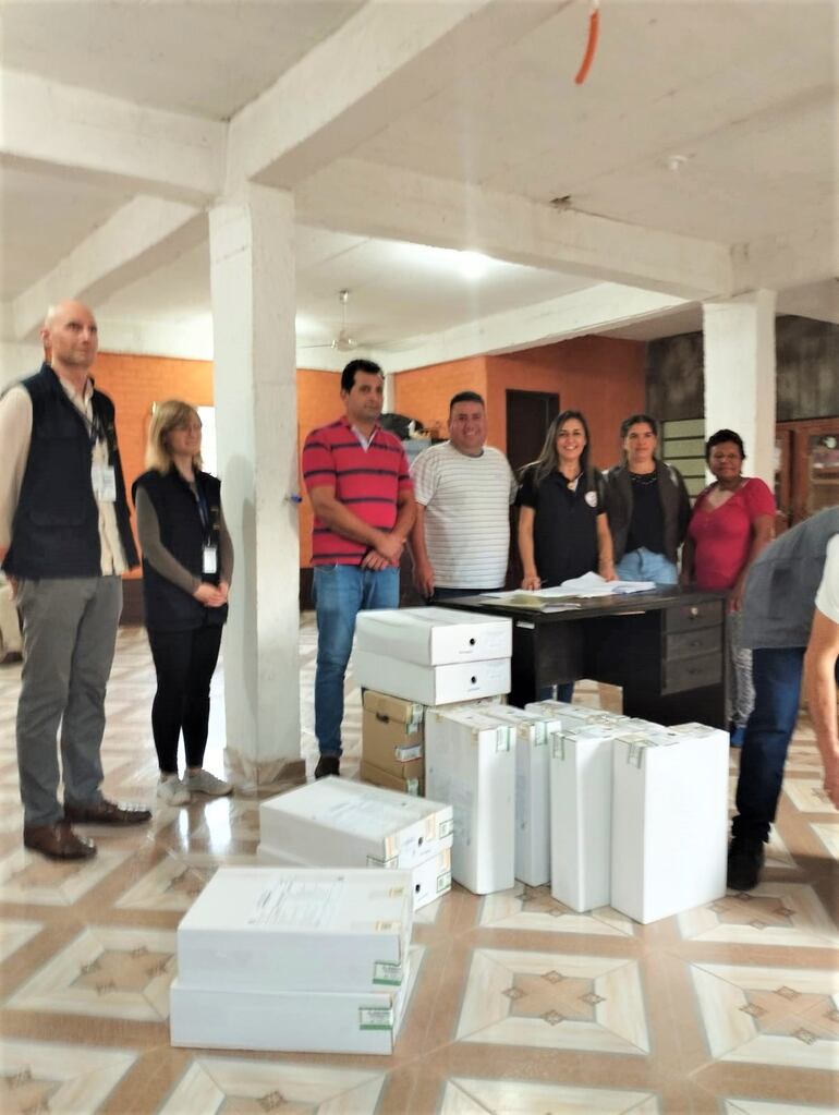 La entrega de las máquinas de votación electrónica estuvo a cargo de los coordinadores de la Justicia Electoral y los maletines fueron distribuidos por el Juzgado Electoral de Paraguarí.