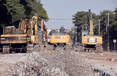 Mucho metal, principalmente varillas de hierros de la estructura desarmada, sigue en medio de la Ruta 2 a la altura del campus de la UNA, donde se concentran ahora los trabajos del MOPC.