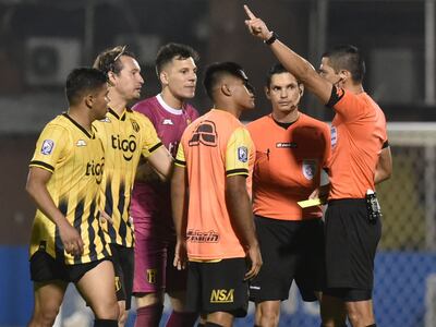 Los jugadores de Guaraní reclaman al juez durante el partido contra General Díaz.