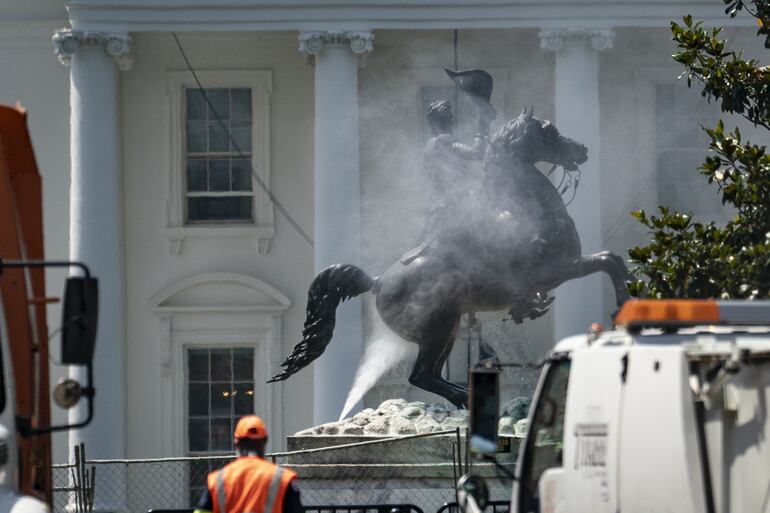 Un obrero limpia la estatua de Andrew Jackson en Lafayette Square, en Washington.