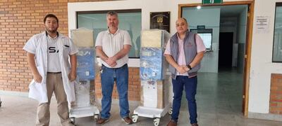 El Dr, Anibal Vera, director del HRP, el director de la Duodécima Región Sanitaria, Anibal Espinola y el Dr Pablo Penayo (Nefrólogo) recibieron las maquinas de diálisis.