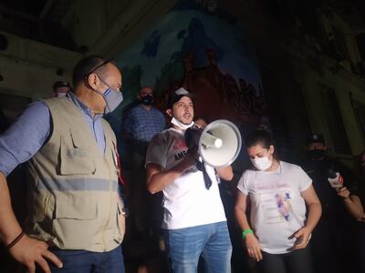 El padre de Bianca y el viceministro Julio Rolón hacen el anuncio.