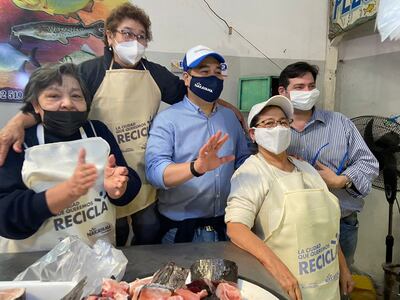 Eduardo Nakayama (c), con las cocineras del Mercado 4.