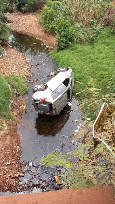 Camioneta Toyota que cayó al arroyo Marcos Chorro en Pedro Juan Caballero.