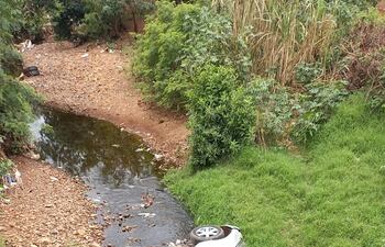 Camioneta Toyota que cayó al arroyo Marcos Chorro en Pedro Juan Caballero.