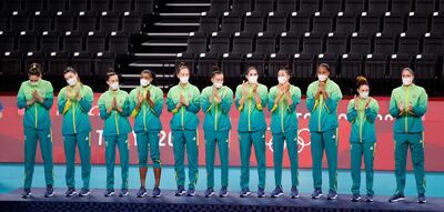 Jugadoras de Brasil posan con la medalla de plata durante la ceremonia de premiación de voleibol femenino en los Juegos Olímpicos 2020, este domingo en la Arena Ariake de Tokio (Japón).