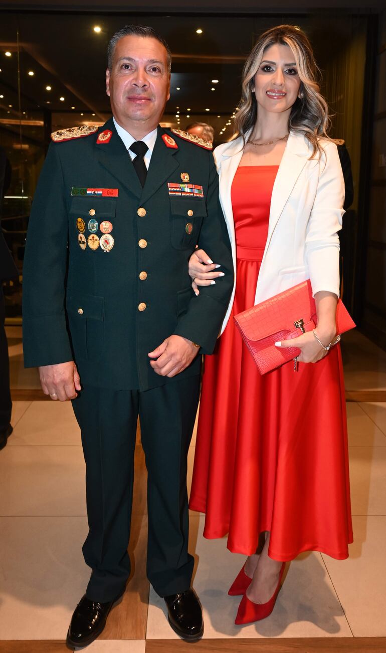 Cnel. Edgar Aguirre y Natalia Zavala.