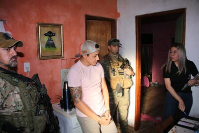 Momento del allanamiento de la residencia de José Domingo Riveros Caballero y la detención del mismo por los agentes de la SENAD y Ministerio Publico, en el operativo "Domingo-Siete"