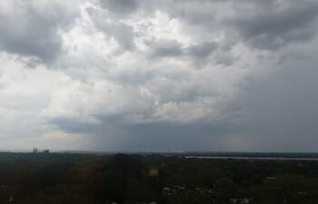 La jornada de hoy se presentará calurosa y con chaparrones.