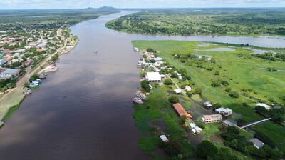 Puerto Murtiñho (Brasil) e Isla Margarita (Paraguay), divididos por el río Paraguay.