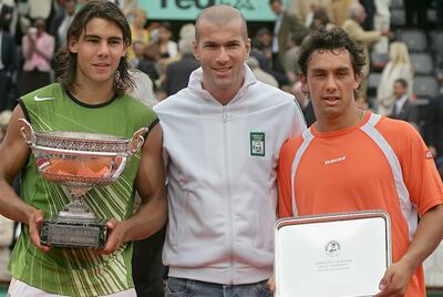 Rafael Nadal, Zinedine Zidane y Mariano Puerta, en la premiación del Roland Garros 2005.