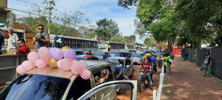 Los feligreses adornaron sus vehículos con globos y flores para acompañar la caravana del San Buenaventura