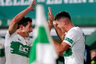 Los jugadores del Elche, el argentino Guido Carrillo (d) y Pere Milla, celebran el primer gol del equipo ilicitano durante el encuentro correspondiente a la jornada 25 de primera división que disputan hoy viernes frente al Rayo Vallecano en el estadio Martínez Valero de la localidad alicantina.