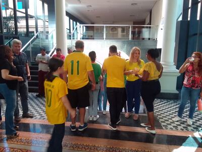 Encuentro en la embajada de Brasil para ver el debut de su selección