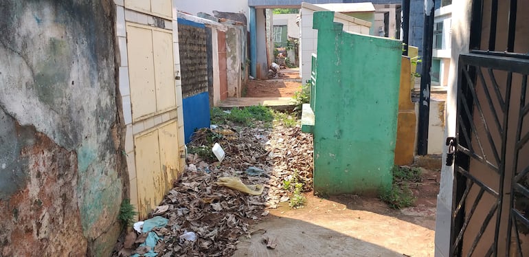 Basural en el cementerio uno ubicado en el centro de Luque. Echeverría gastó G. 1.406 millones en el "hermoseamiento de fachada" del lugar, en 2018.