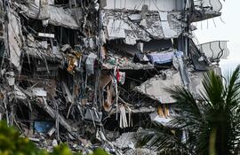 Parte del edificio derrumbado en la madrugada del jueves en Miami.