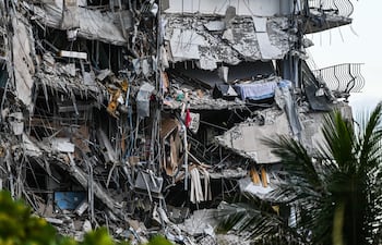 Parte del edificio derrumbado en la madrugada del jueves en Miami.