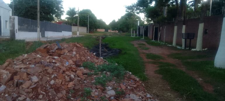 Vecinos del barrio San Jorge de Capiatá denuncian falta de desagües.