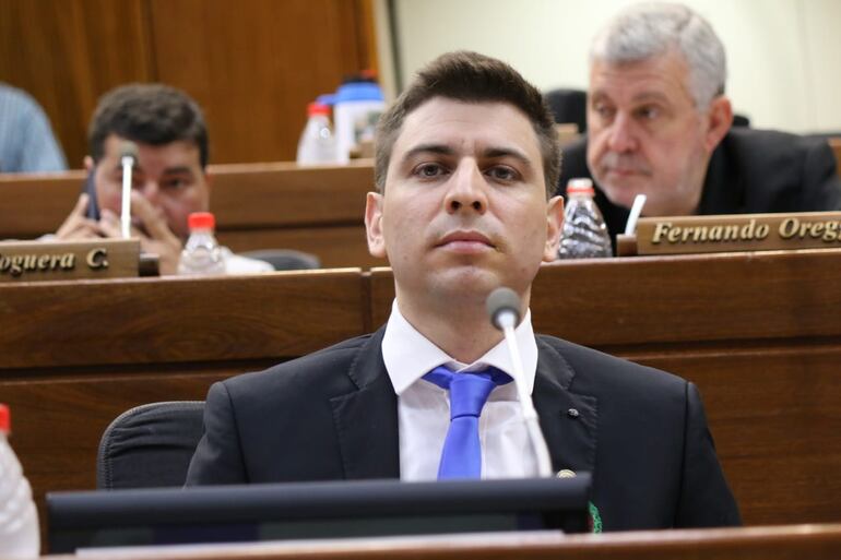 Juramento en Diputados de José Santa María, suplente de Eri Valdez.