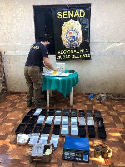 Las evidencias incautadas del laboratorio clandestino instalado en una granja de Minga Guazú.