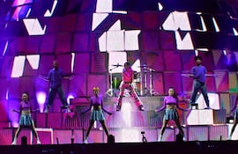 Tini en el centro del escenario, acompañada de sus bailarines. La artista presentó un show visualmente impactante, en el que demostró su talento para el canto y el baile.
