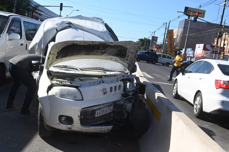 Colectivo se queda sin frenos, choca contra una camioneta y deja al menos 10 heridos, en Fernando de la Mora.