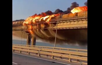 Captura de video del Puente de Crimea, incendiándose tras la explosión.