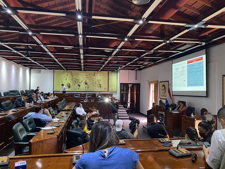 Concejales departamentales de Central con miembros de la Comisión Especial de Diputados. Comparan las facturas falsas presentadas y las reales emitidas por las distintas empresas.