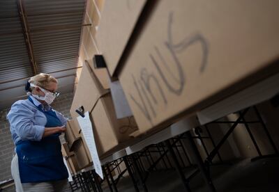 En esta foto de archivo tomada el 17 de abril de 2020, el supervisor del crematorio Ginger Rowley verifica los nombres en ataúdes de cartón que contienen cuerpos para ser cremados en los servicios de cremación de Maryland en Millersville, Maryland.