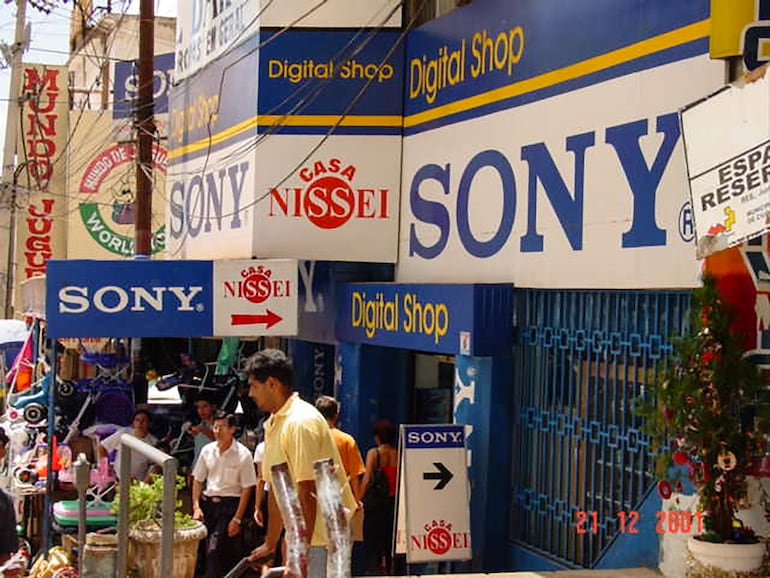 Nissei en Shopping Jebai en Ciudad del Este, en 2001.