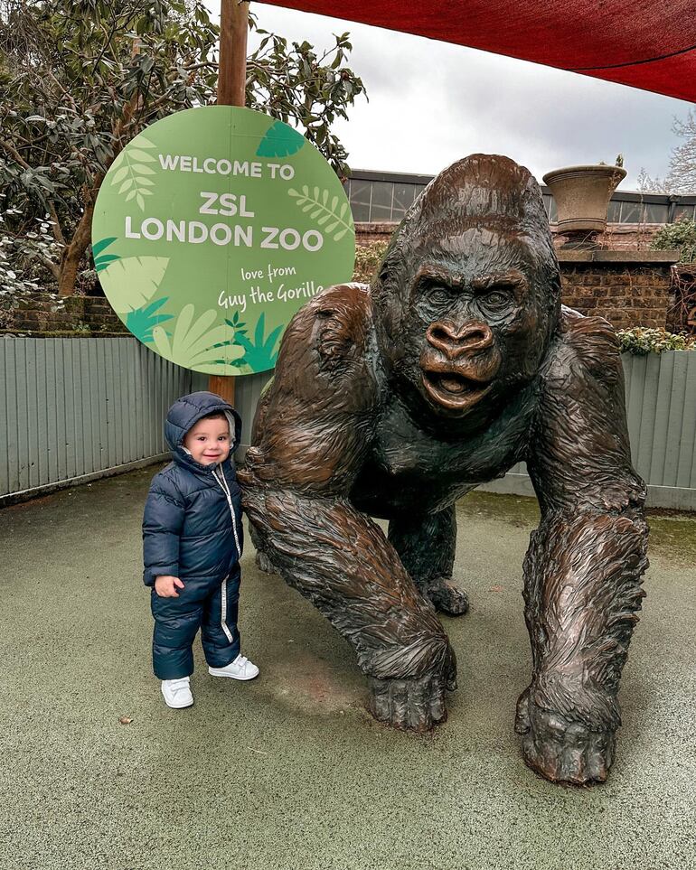 Francesco Almirón posando feliz en la entrada del ZSL London Zoo. (Instagram/Alexia Notto)