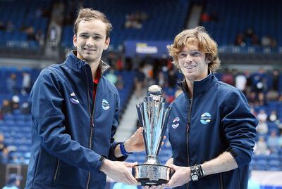 Los tenistas rusos Daniil Medvedev y Andrey Rublev posan con el trofeo tras vencer a Italia (EFE).
