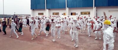 Los funcionarios de FrigoNorte, ayer, haciendo calistenia antes de iniciar sus tareas, luego de nueve meses de inactividad.