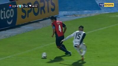 Alexis Duarte, defensor de Cerro Porteño, con un auto pase de taco, dejando en el camino a Néstor Giménez de Tacuary.