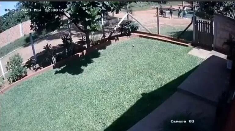 Una cámara de circuito cerrado captó el momento que las jóvenes fueron inteceptadas por motochorros.