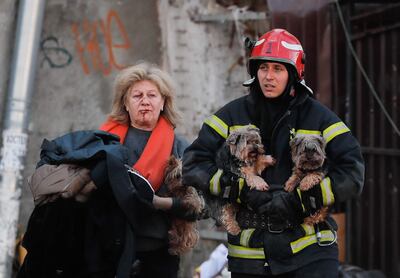 Un rescatista ucraniano ayuda este lunes a una mujer herida y a sus perros tras un bombardeo en el centro de Kiev (Ucrania). Se han registrado explosiones en varios distritos de la capital ucraniana el 10 de octubre, y los socorristas apagan los incendios y ayudan a las víctimas entre la población civil, según ha informado el Servicio Estatal de Emergencias (SES) de Ucrania. Las tropas rusas entraron en Ucrania el 24 de febrero de 2022 iniciando un conflicto que ha provocado destrucción y una crisis humanitaria.EFE/ Sergey Dolzhenko