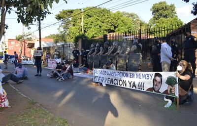 Los manifestantes  hicieron una sentada frente a la casa del intendente de Ñemby, Lucas Lanzoni.