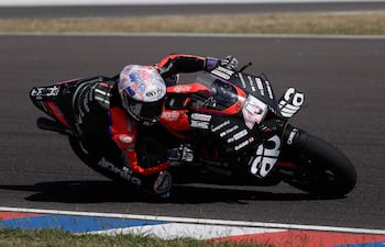 El piloto español Aleix Espargaró en acción con la Aprilia en una de las fechas de Moto GP.