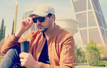 El artista esteño Alessandro Galas presenta su nuevo tema musical "Te extraño".