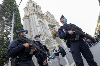 Policías montan guardia fuera la basílica en la que este jueves un atacante mató a dos personas con arma blanca, en Niza, Francia.