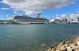 Dos cruceros permanecen hoy en el Puerto de Miami, Florida (EE.UU.). La nueva explosión de la covid-19 disparó las investigaciones de contagio en los cruceros por parte de las autoridades en EE.UU., mientras algunas navieras endurecen las medidas y limitan más su ocupación con la esperanza de que la nueva y altamente contagiosa variante ómicron sea menos mortífera. Los Centros para el Control y Prevención de Enfermedades (CDC, en inglés) de EE.UU. investigan el brote de los últimos 7 días en 68 cruceros en plena época navideña, pese a la vacunación casi total de la tripulación y los pasajeros.
